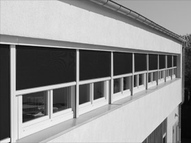 Wind-stable vertical awning, pic in b/w