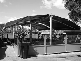 Freestanding sun and rain protection for gastro terraces, pic in b/w