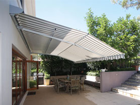 Folding arm awnings as protection against sunshine and rain, pic in colours