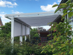 Terrassenüberdachung modern mit Senkrechtmarkise